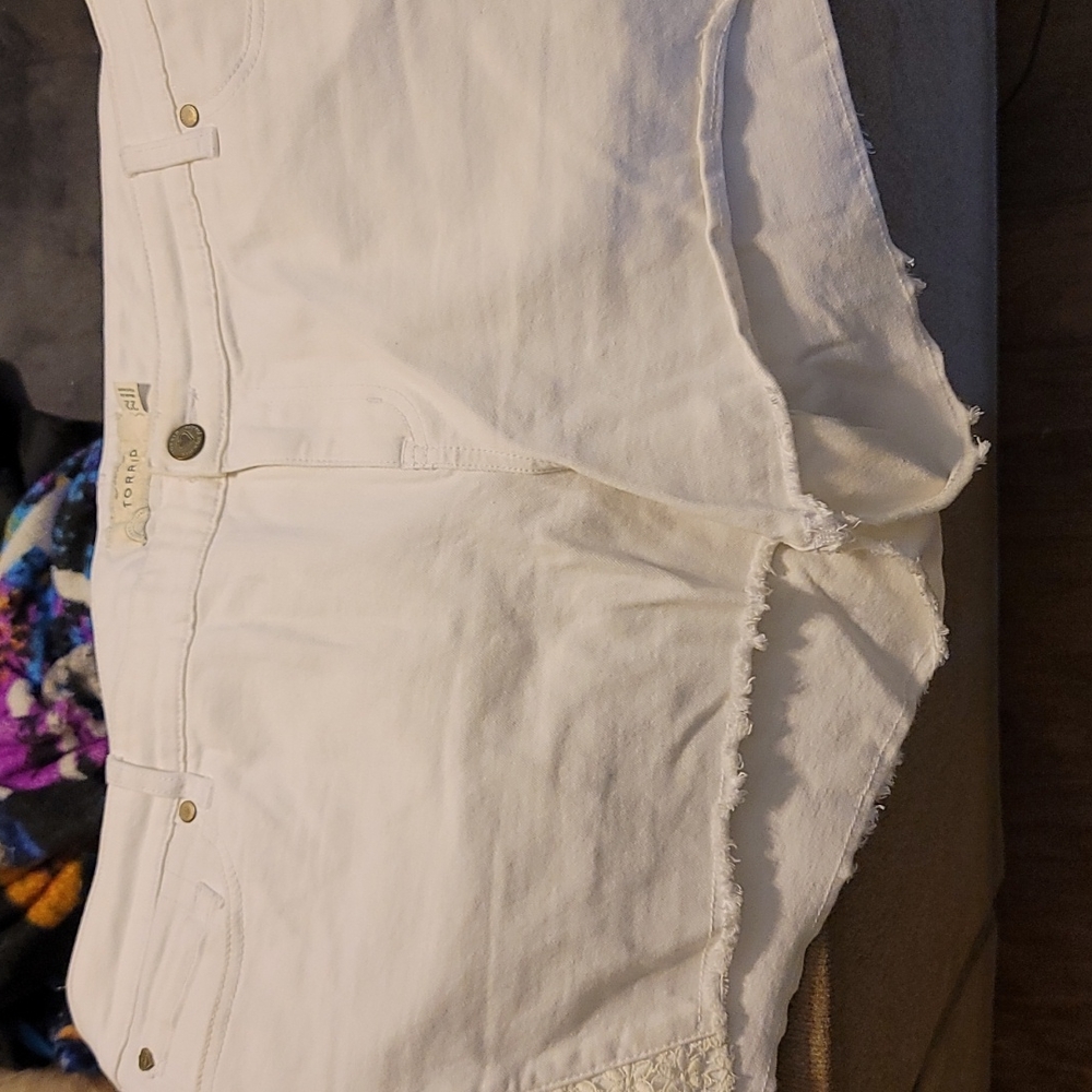 Torrid white cut off short shorts with flower lace on side. EUC size 22!